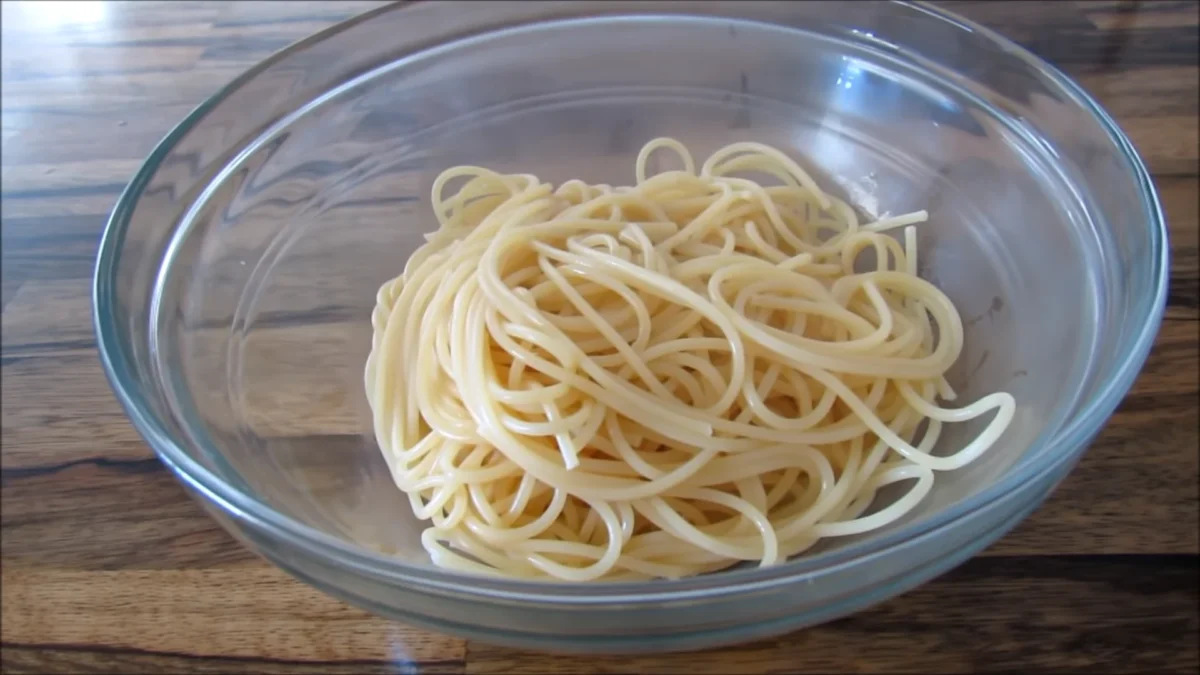 Combine the Pesto and Spaghetti