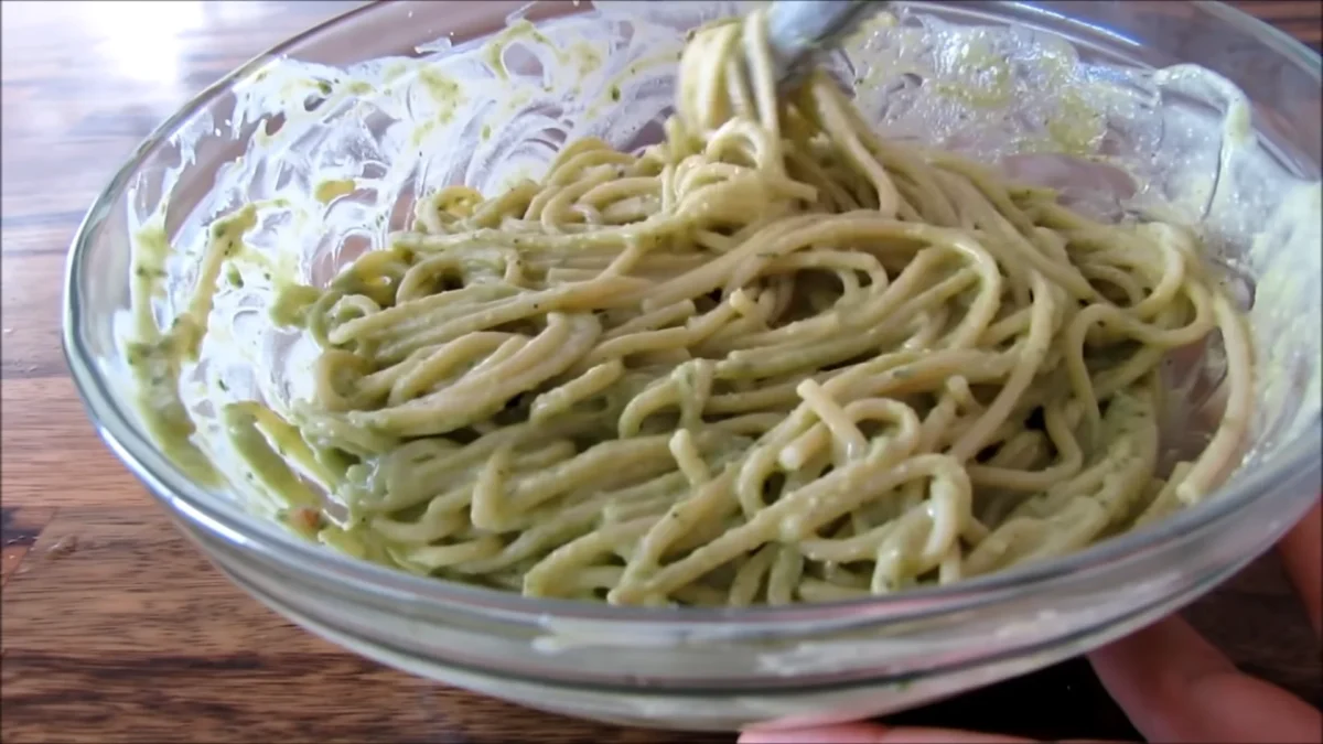 Combine the Pesto and Spaghetti