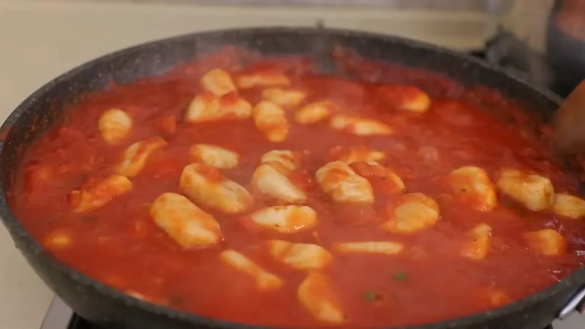 Gnocchi with tomato sauce 17 Garnish and Serve