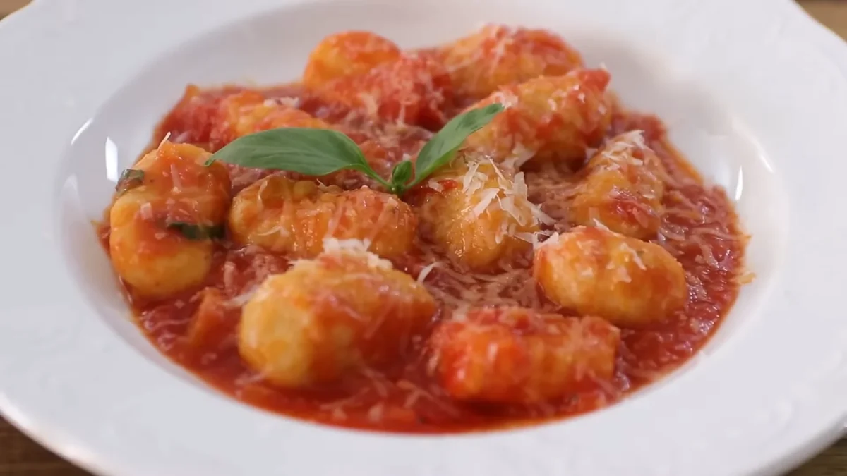 Gnocchi with tomato sauce 18 Garnish and Serve A delicious serving of gnocchi with tomato sauce, perfect for pasta or as a savory dip.