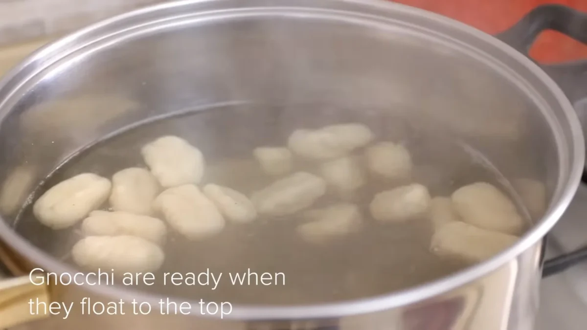Gnocchi with tomato sauce 5 Cook the Gnocchi