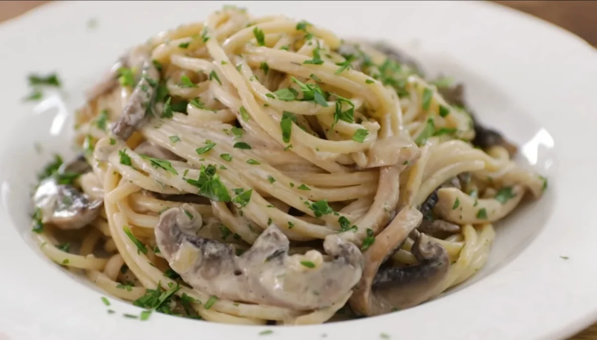 Mushroom Garlic Spaghetti 2 A delicious serving of mushroom garlic spaghetti, featuring tender noodles and a rich, savory sauce.