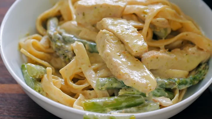 Italian chicken pesto pasta salad 2 A delicious serving of Italian chicken pesto pasta salad, showcasing pasta, chicken, and fresh veggies mixed with pesto.